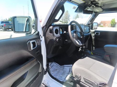 Used 2024 Jeep Wrangler Unlimited Sahara w/ Technology Group AWD/4WD image 19