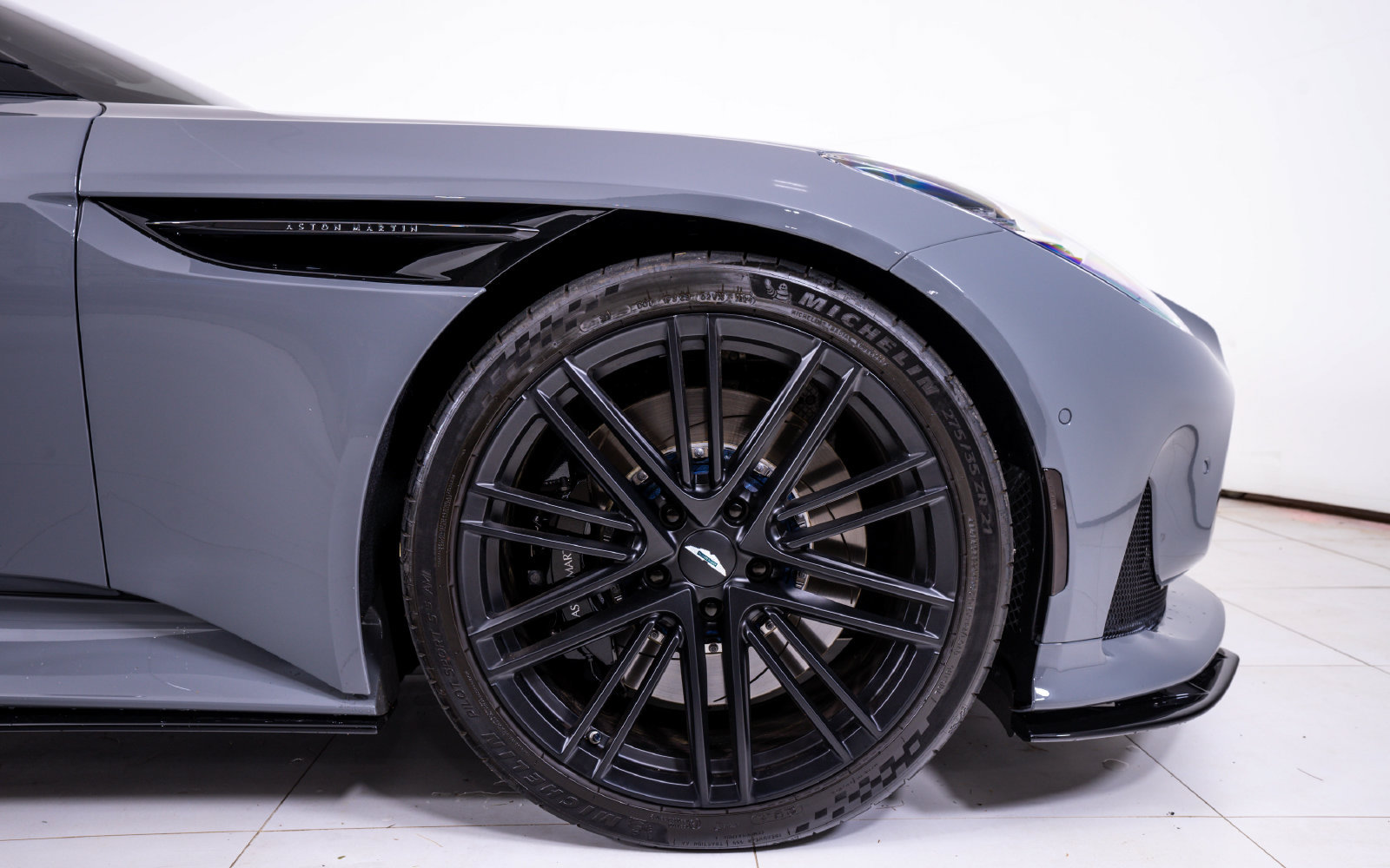 Used 2025 Aston Martin DB12 Coupe RWD image 16
