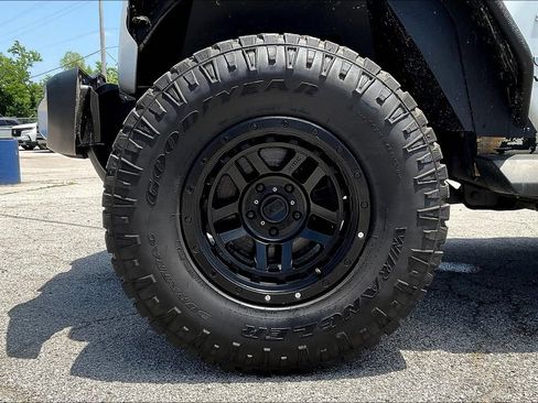 Used 2019 Jeep Wrangler Unlimited Sahara w/ Dual Top Group AWD/4WD image 28