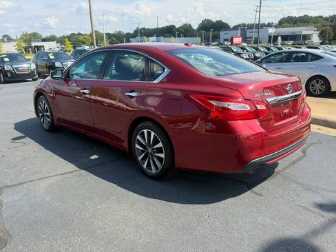 Used 2017 Nissan Altima 2.5 SV w/ Convenience Package FWD image 5