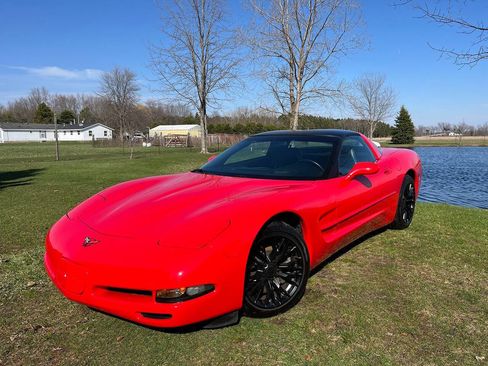 Used 2002 Chevrolet Corvette Coupe w/ Preferred Equipment Group2 RWD image 1