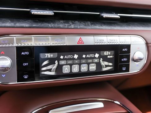 Used 2025 Genesis G90 3.5T AWD/4WD image 18