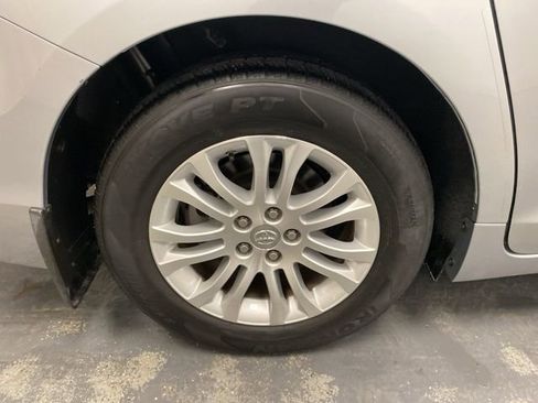Used 2017 Toyota Sienna Limited image 34