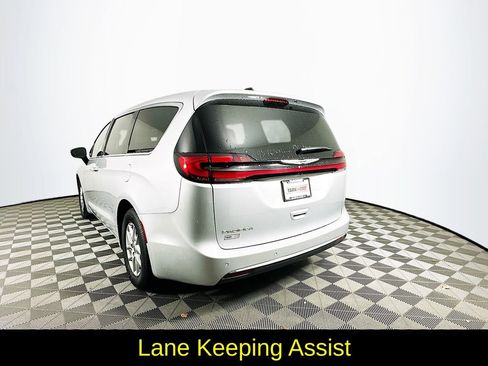 Used 2024 Chrysler Pacifica Touring-L image 7