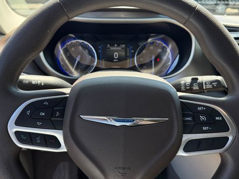 Used 2017 Chrysler Pacifica Touring FWD image 19