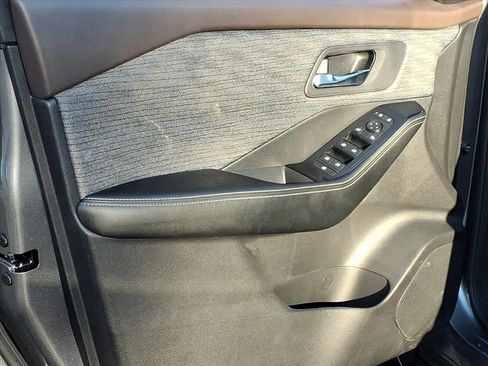 Used 2023 Nissan Rogue SV image 15