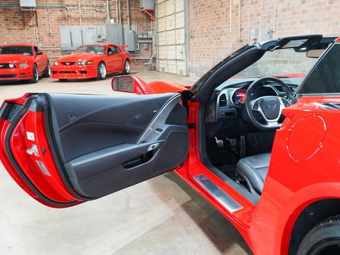 Used 2019 Chevrolet Corvette Stingray Coupe w/ Carbon Flash Badge Package RWD image 38