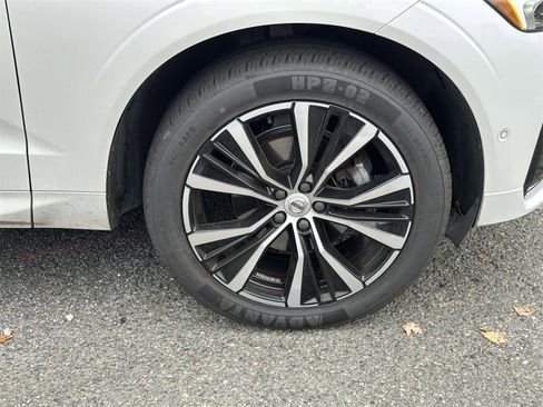 Used 2023 Volvo XC60 B5 Plus image 25