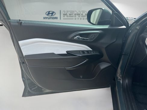Used 2025 Chevrolet Trax LT FWD image 17
