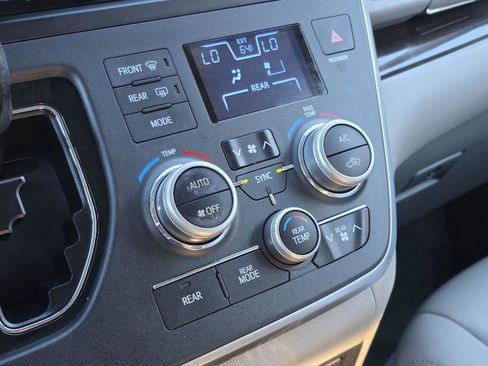 Used 2017 Toyota Sienna Limited image 18
