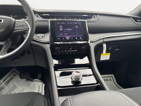 New 2025 Jeep Grand Cherokee Laredo w/ Luxury Tech Group I image 11