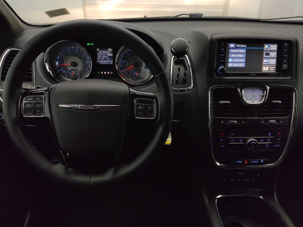 Used 2014 Chrysler Town & Country S FWD image 22