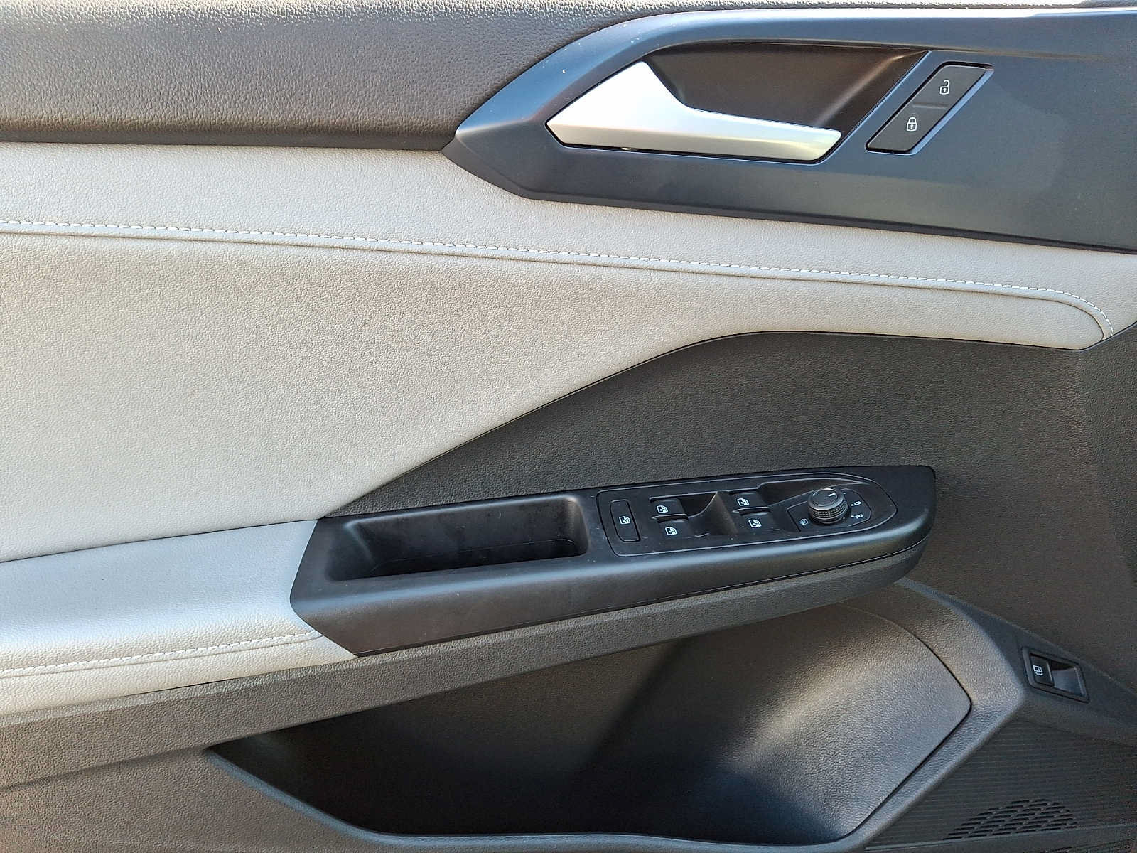 Used 2024 Volkswagen Taos SE w/ Panoramic Sunroof Package FWD image 9