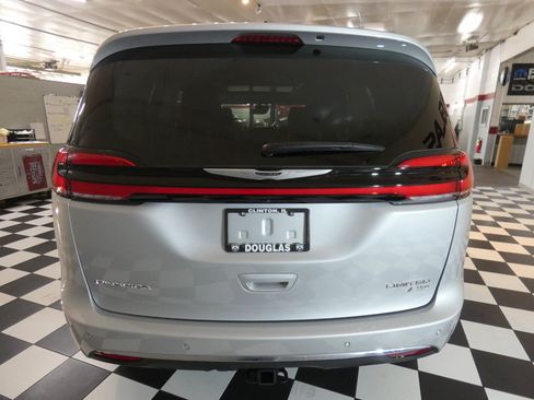 Used 2024 Chrysler Pacifica Limited w/ Trailer Tow Group AWD/4WD image 5