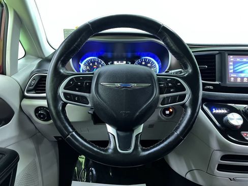 Used 2019 Chrysler Pacifica Touring-L FWD image 19