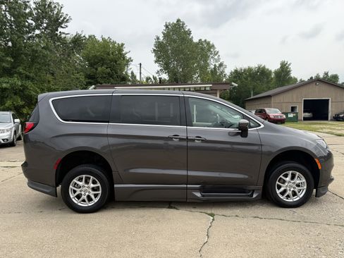 Used 2022 Chrysler Voyager LX FWD image 7