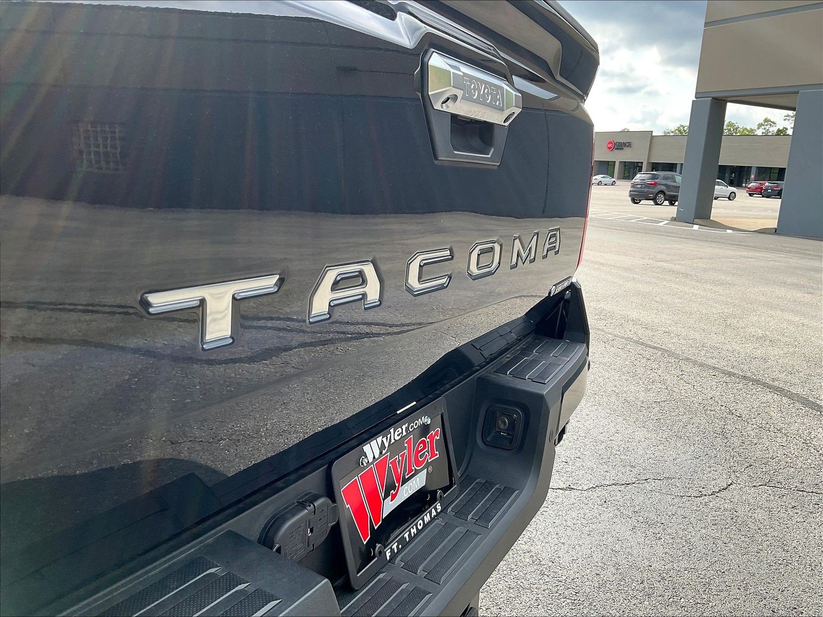 Used 2025 Toyota Tacoma Limited AWD/4WD image 25