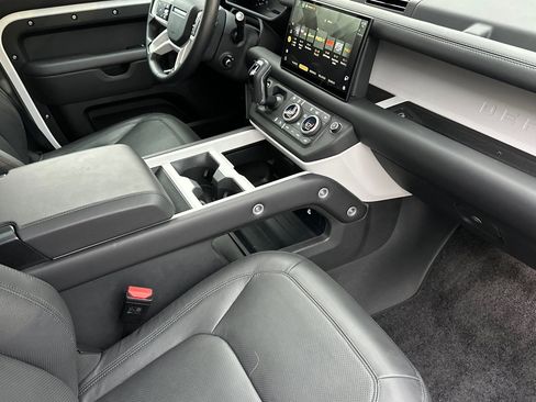 Used 2025 Land Rover Defender 110 S image 32