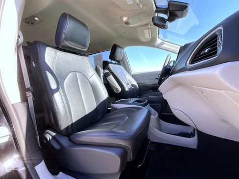 Used 2024 Chrysler Pacifica Touring-L image 15