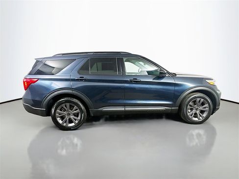 Used 2022 Ford Explorer XLT w/ Equipment Group 202A image 7