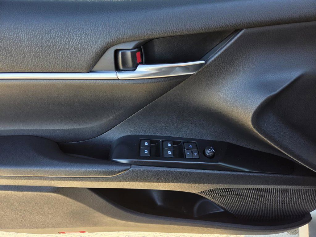Used 2020 Toyota Camry LE FWD image 14