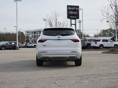 Used 2023 Buick Enclave Essence image 6