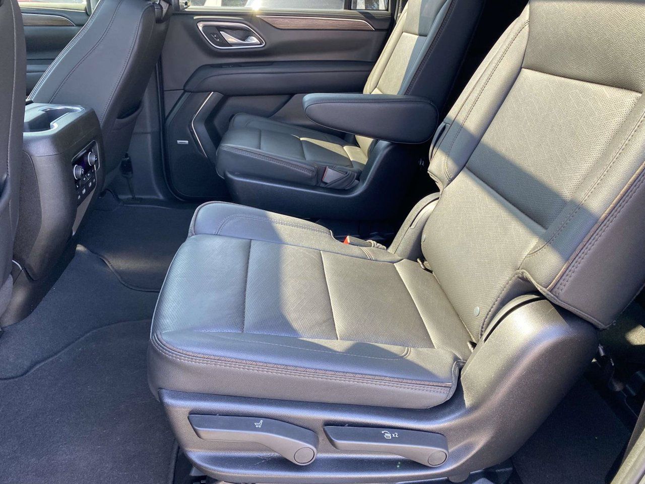 Used 2024 Chevrolet Suburban High Country w/ Premium Package 2 AWD/4WD image 23