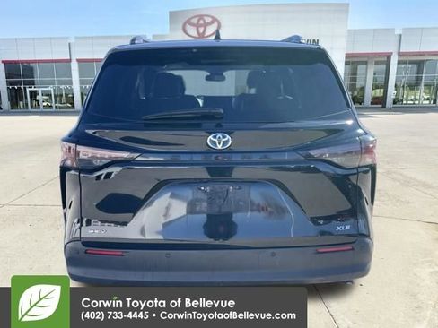 Used 2025 Toyota Sienna XLE image 4