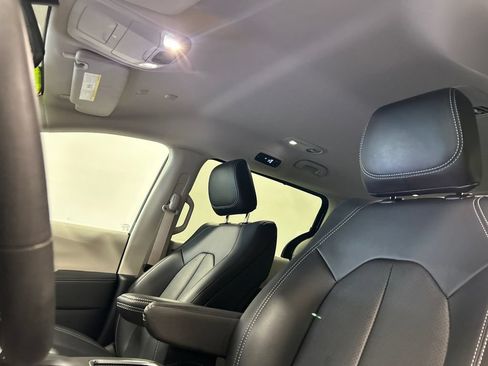 Used 2024 Chrysler Pacifica Touring-L FWD image 28