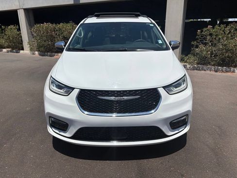 Used 2023 Chrysler Pacifica Limited FWD image 2