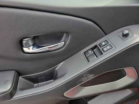 Used 2025 Nissan Frontier SV image 16