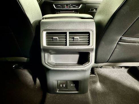 Used 2024 Volkswagen Atlas Cross Sport SE image 26