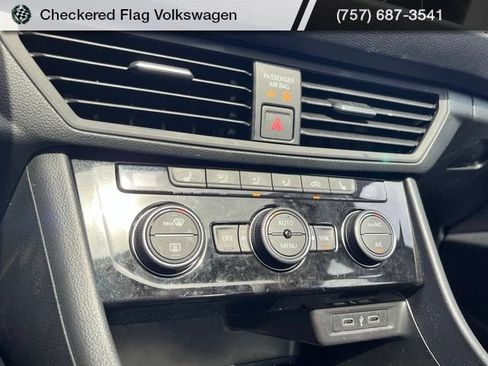 Used 2022 Volkswagen Jetta SE FWD image 38
