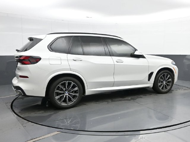 Used 2025 BMW X5 xDrive40i w/ M Sport Package AWD/4WD image 11