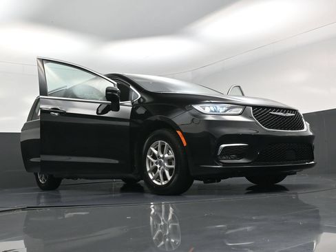 Used 2024 Chrysler Pacifica Touring-L FWD image 27