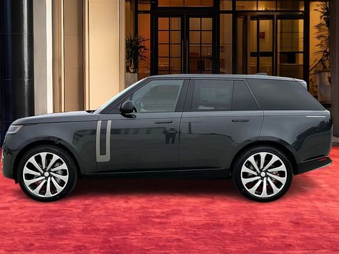 New 2025 Land Rover Range Rover SE image 3