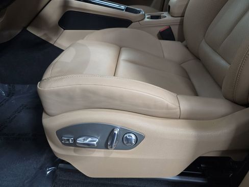 Used 2025 Porsche Macan AWD/4WD image 23