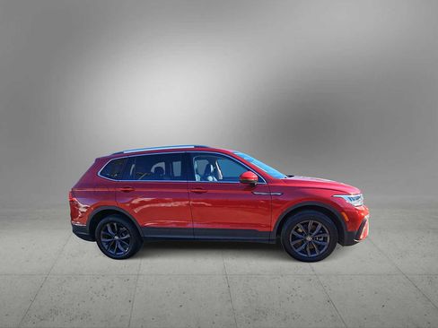 Used 2022 Volkswagen Tiguan SE w/ Panoramic Sunroof Package image 9