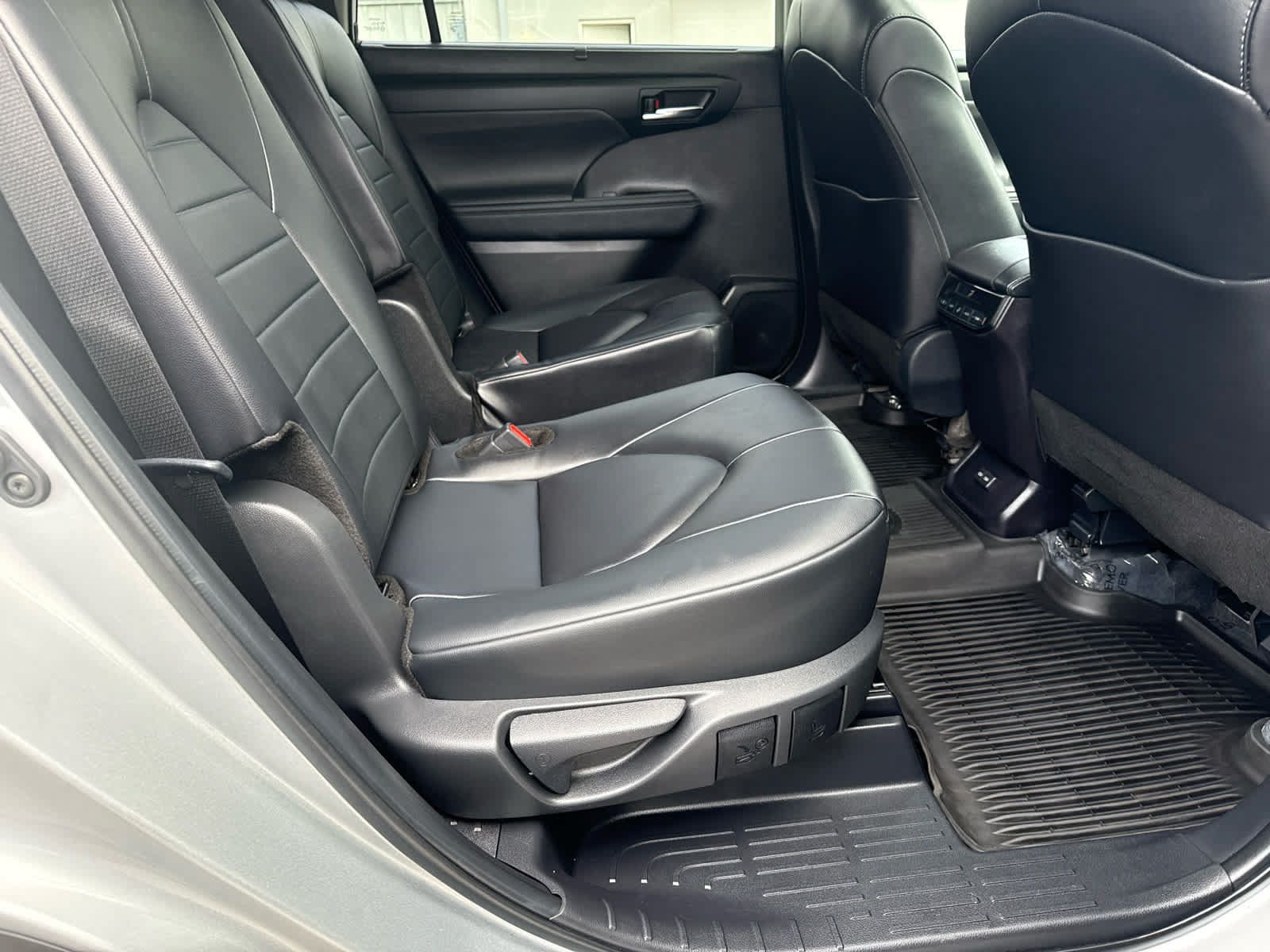 Used 2024 Toyota Highlander XLE AWD/4WD image 14