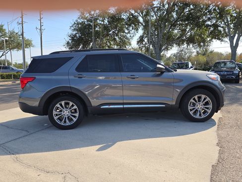 Used 2022 Ford Explorer XLT w/ Equipment Group 202A image 9