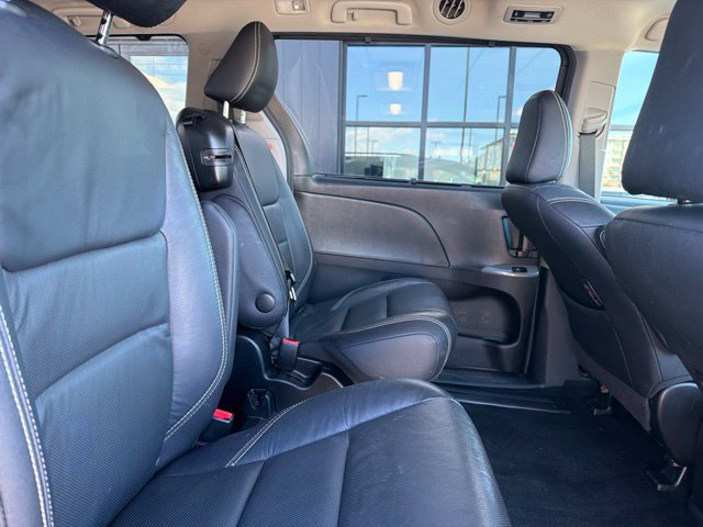 Used 2017 Toyota Sienna SE Premium FWD image 13