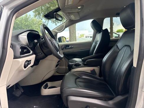 Used 2023 Chrysler Pacifica Touring-L FWD image 13