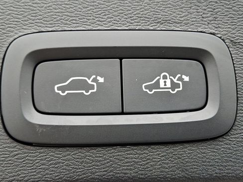 Used 2022 Volvo XC40 T5 R-Design w/ Advanced Package image 31