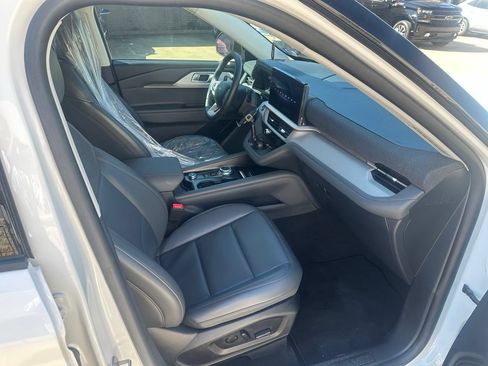 Used 2025 Ford Explorer Active w/ Active Comfort Package RWD image 5