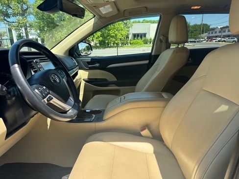 Used 2019 Toyota Highlander XLE AWD/4WD image 14