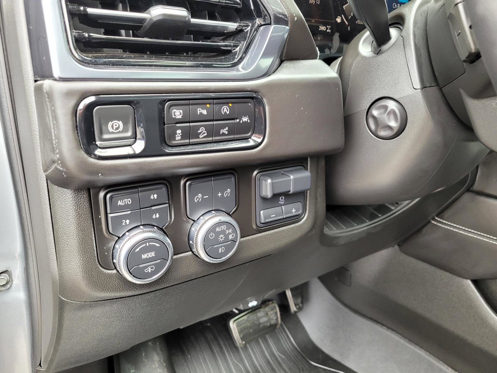 Used 2025 GMC Yukon AT4 Ultimate w/ LPO, Floor Liner Package AWD/4WD image 24