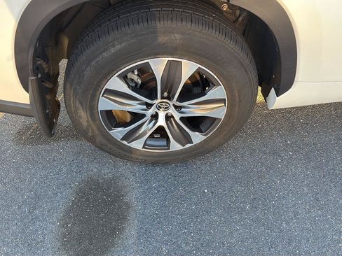 Certified 2021 Toyota Highlander XLE FWD image 41