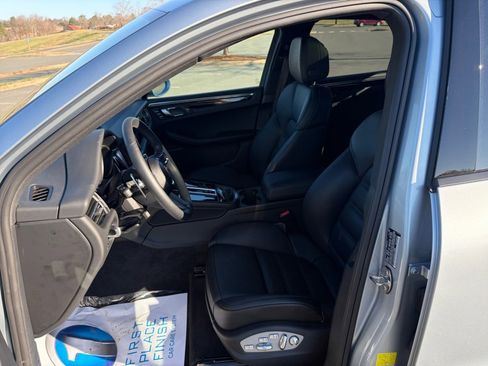 Certified 2025 Porsche Macan image 5