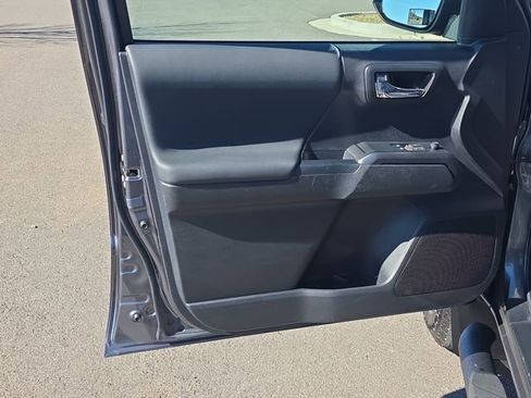 Used 2022 Toyota Tacoma TRD Off-Road image 11