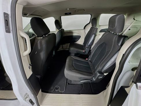 Used 2022 Chrysler Voyager LX image 25